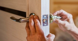 Установка и замена дверной ручки в Приморско-Ахтарске от 274 руб. – Мастер24, монтаж фурнитуры, недорого